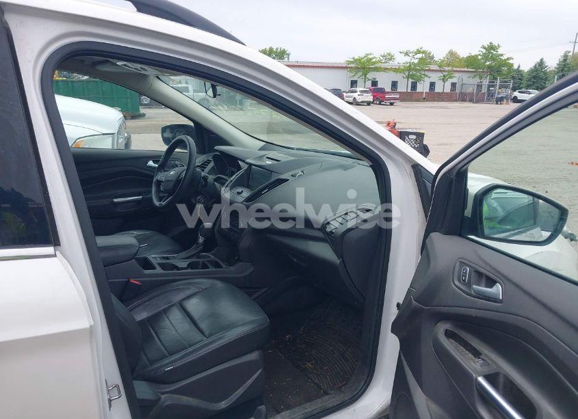 Photo 5 of 2017 Ford Escape SE (VIN 1FMCU9G99HUE31303)