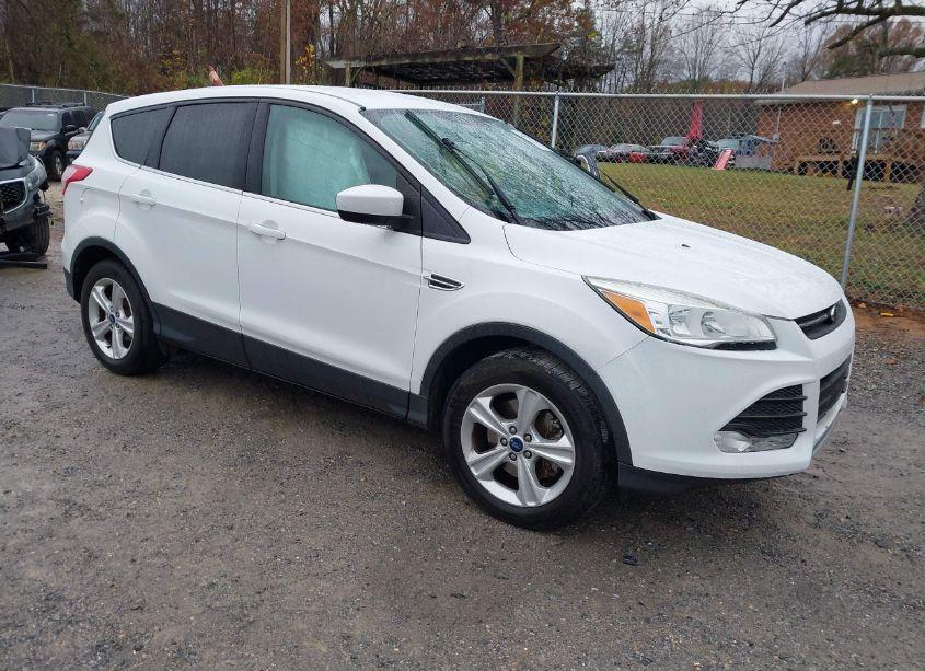 2015 Ford Escape SE (VIN 1FMCU9G9XFUA83685) main photo