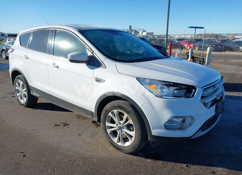 2017 Ford Escape SE (VIN 1FMCU9G9XHUD37429) main photo