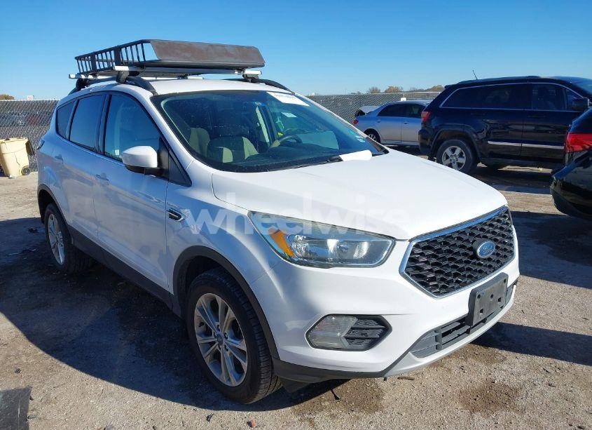 2018 Ford Escape SE (VIN 1FMCU9G9XJUB49497) main photo