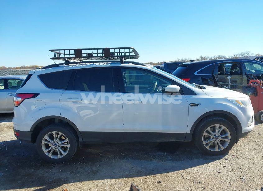 Photo 13 of 2018 Ford Escape SE (VIN 1FMCU9G9XJUB49497)
