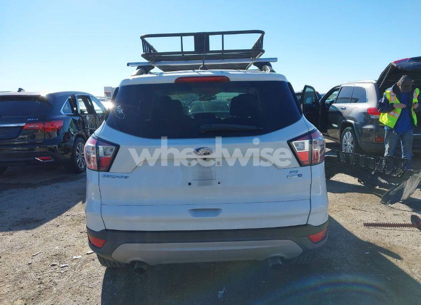 Photo 16 of 2018 Ford Escape SE (VIN 1FMCU9G9XJUB49497)