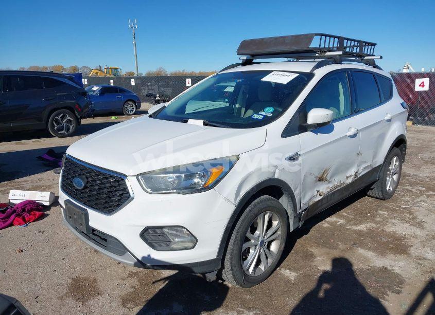 Photo 2 of 2018 Ford Escape SE (VIN 1FMCU9G9XJUB49497)