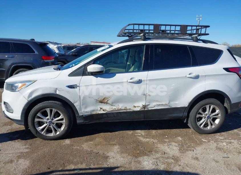 Photo 6 of 2018 Ford Escape SE (VIN 1FMCU9G9XJUB49497)