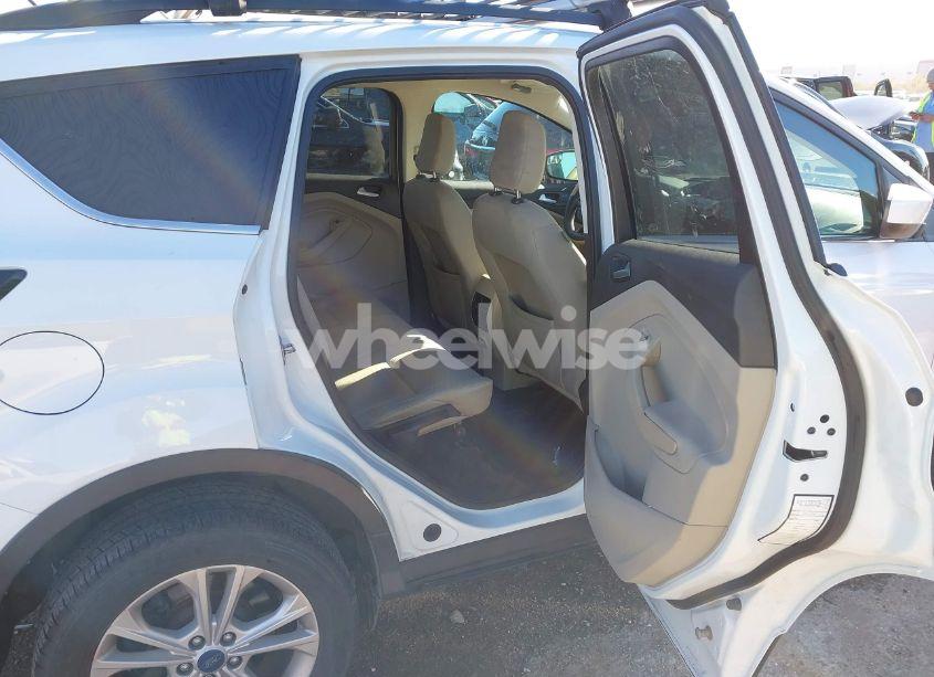 Photo 8 of 2018 Ford Escape SE (VIN 1FMCU9G9XJUB49497)