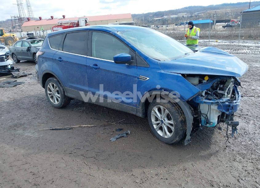 2017 Ford Escape SE (VIN 1FMCU9GD0HUC32743) main photo