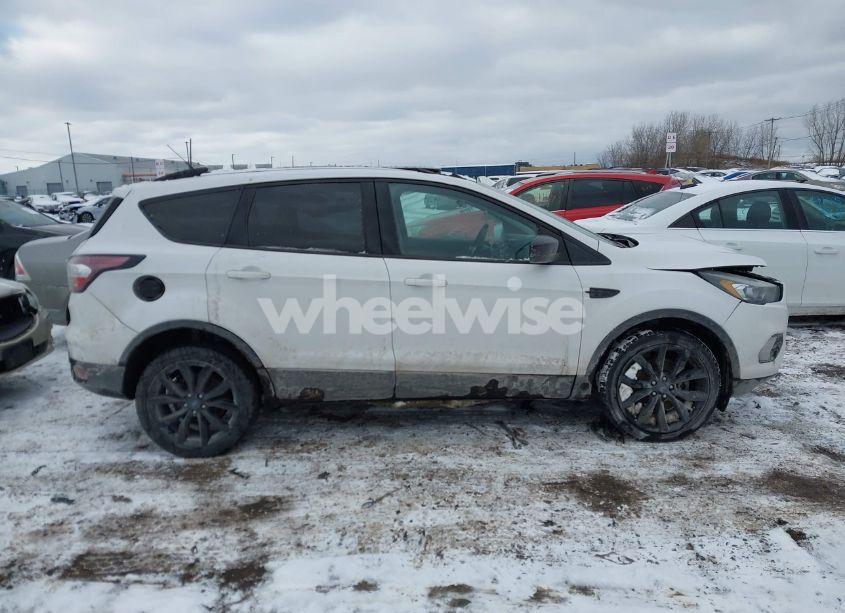 Photo 13 of 2017 Ford Escape SE (VIN 1FMCU9GD0HUC46190)