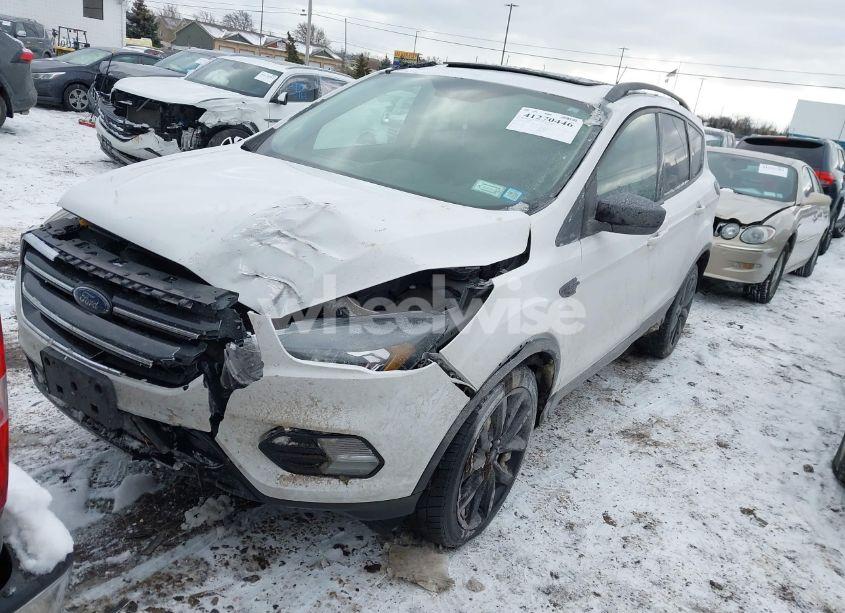 Photo 2 of 2017 Ford Escape SE (VIN 1FMCU9GD0HUC46190)