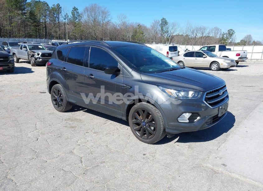2018 Ford Escape SE (VIN 1FMCU9GD0JUA40096) main photo