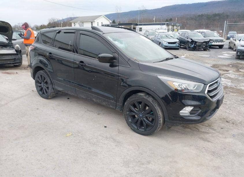 2018 Ford Escape SE (VIN 1FMCU9GD0JUA51048) main photo