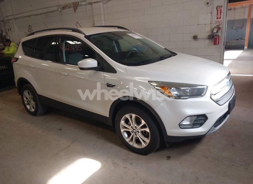 2018 Ford Escape SE (VIN 1FMCU9GD0JUA71655) main photo