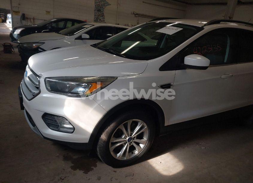 Photo 2 of 2018 Ford Escape SE (VIN 1FMCU9GD0JUA71655)