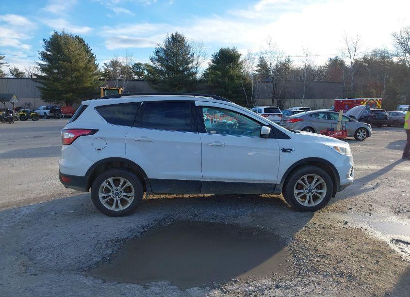 Photo 13 of 2018 Ford Escape SE (VIN 1FMCU9GD0JUB00992)