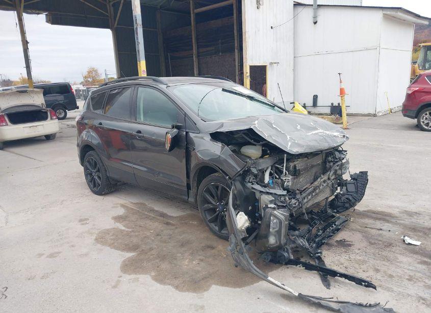 2018 Ford Escape SE (VIN 1FMCU9GD0JUB30381) main photo