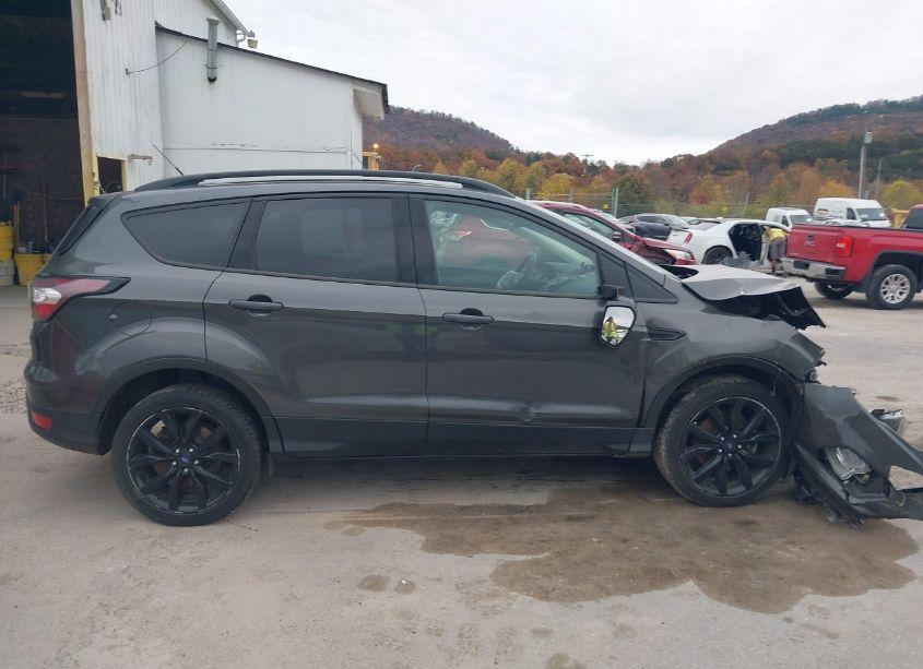 Photo 14 of 2018 Ford Escape SE (VIN 1FMCU9GD0JUB30381)