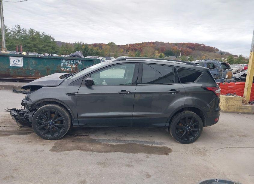 Photo 15 of 2018 Ford Escape SE (VIN 1FMCU9GD0JUB30381)
