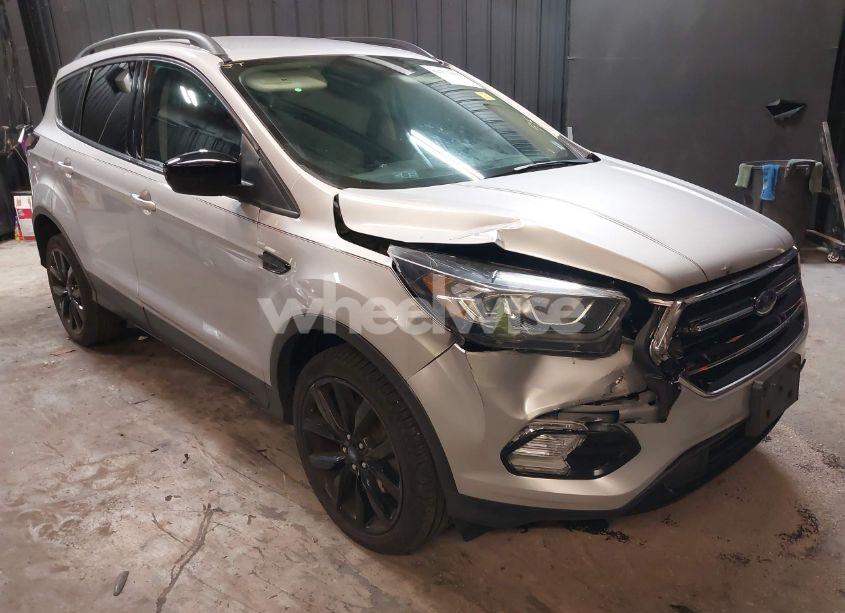 2018 Ford Escape SE (VIN 1FMCU9GD0JUD33111) main photo