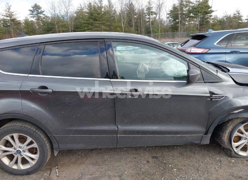 Photo 14 of 2019 Ford Escape SE (VIN 1FMCU9GD0KUA00554)