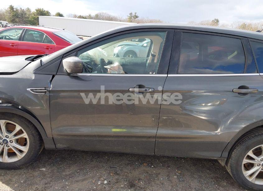 Photo 15 of 2019 Ford Escape SE (VIN 1FMCU9GD0KUA00554)