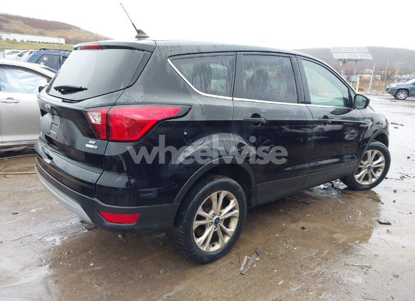 Photo 4 of 2019 Ford Escape SE (VIN 1FMCU9GD0KUA06760)