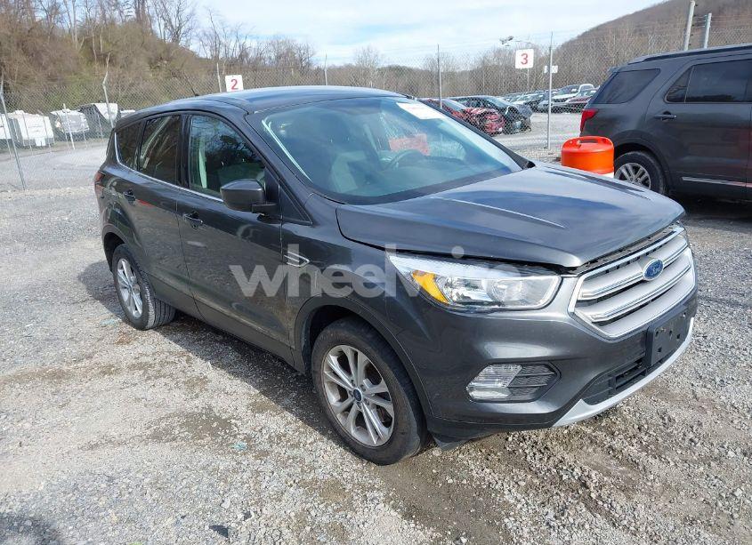 2019 Ford Escape SE (VIN 1FMCU9GD0KUA07780) main photo