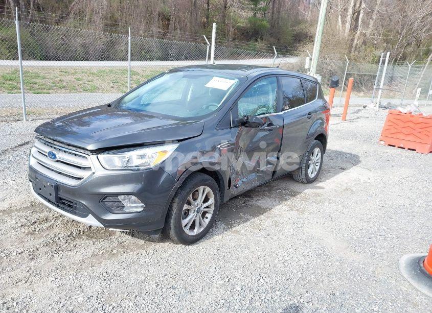 Photo 2 of 2019 Ford Escape SE (VIN 1FMCU9GD0KUA07780)