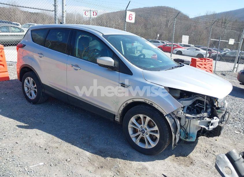 2019 Ford Escape SE (VIN 1FMCU9GD0KUA12963) main photo
