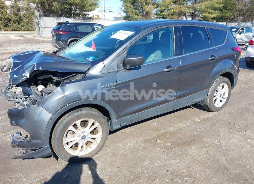 Photo 2 of 2019 Ford Escape SE (VIN 1FMCU9GD0KUA57966)
