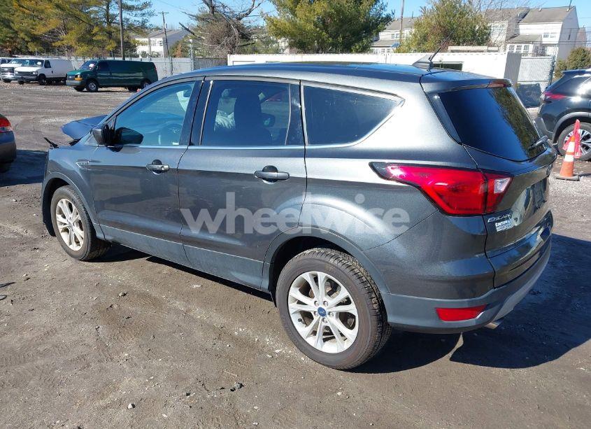 Photo 3 of 2019 Ford Escape SE (VIN 1FMCU9GD0KUA57966)