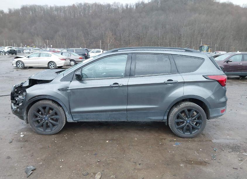 Photo 15 of 2019 Ford Escape SE (VIN 1FMCU9GD0KUB09869)
