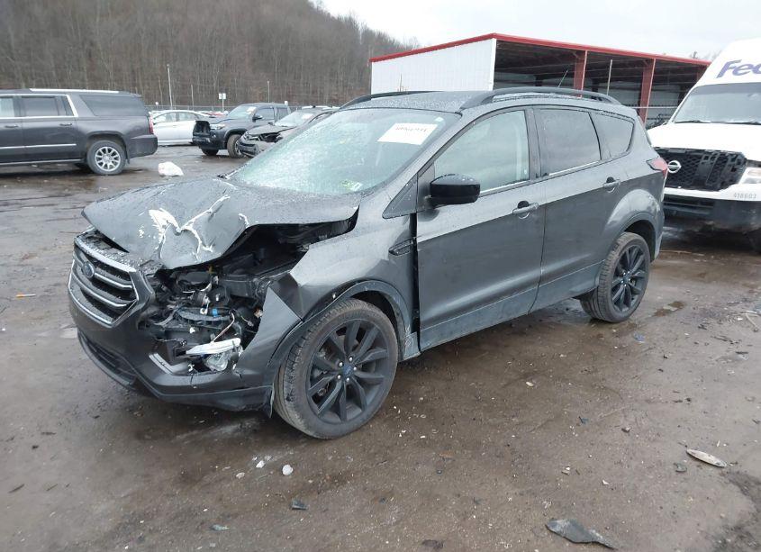 Photo 2 of 2019 Ford Escape SE (VIN 1FMCU9GD0KUB09869)