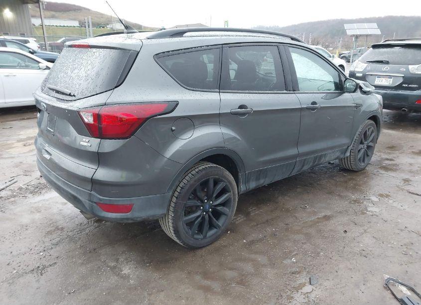 Photo 4 of 2019 Ford Escape SE (VIN 1FMCU9GD0KUB09869)