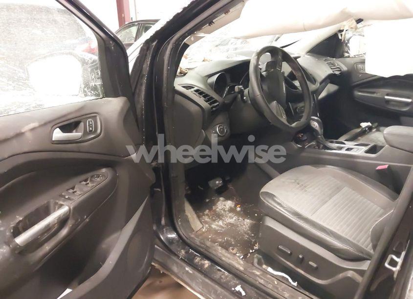 Photo 5 of 2019 Ford Escape SE (VIN 1FMCU9GD0KUB30432)