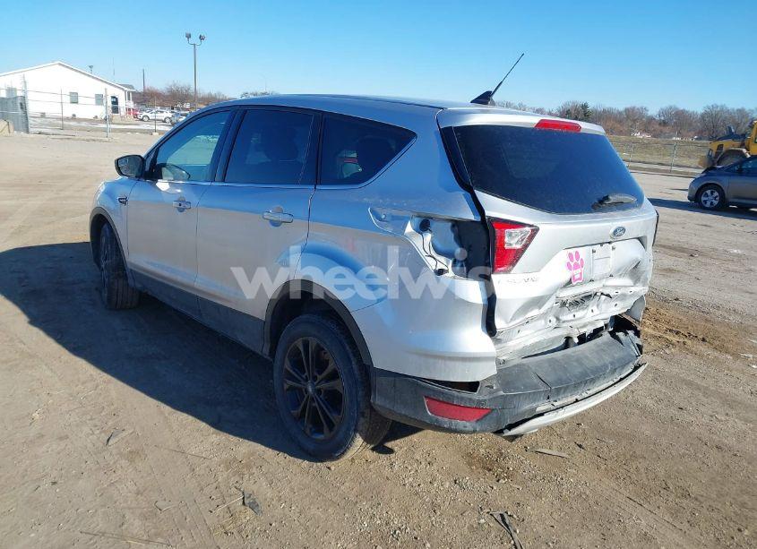Photo 3 of 2019 Ford Escape SE (VIN 1FMCU9GD0KUB33363)