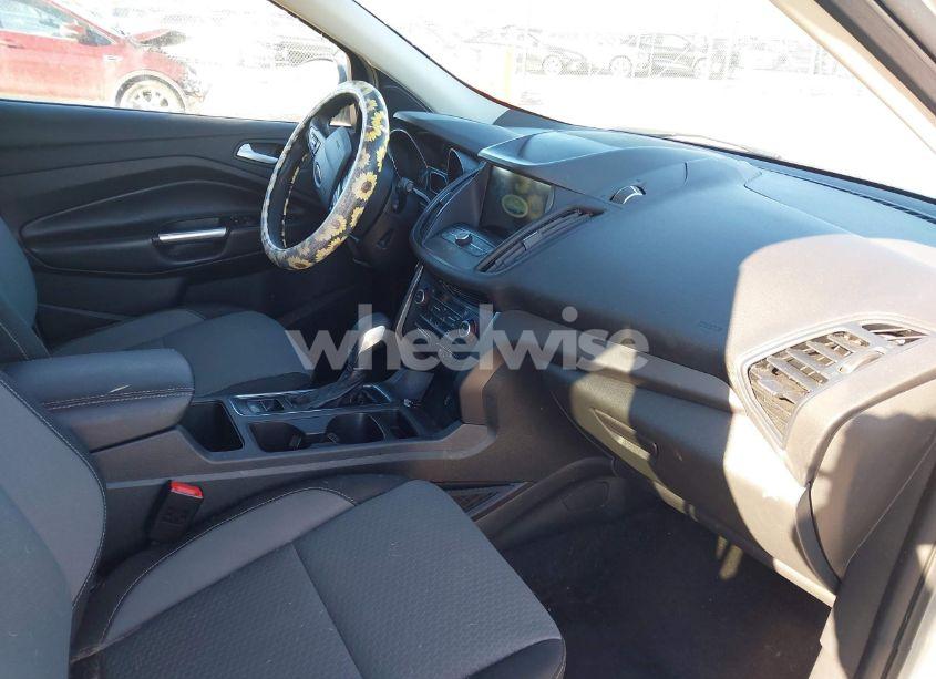 Photo 5 of 2019 Ford Escape SE (VIN 1FMCU9GD0KUB33363)