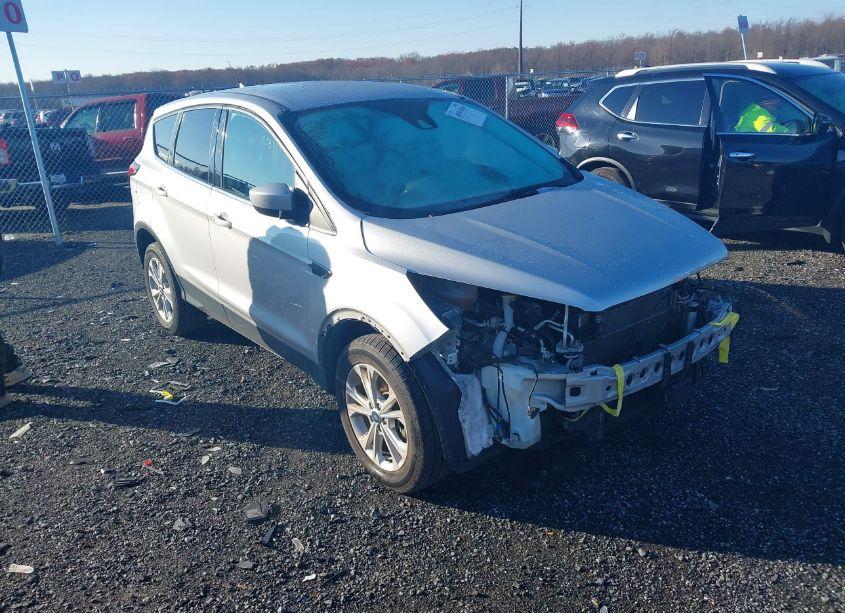 2019 Ford Escape SE (VIN 1FMCU9GD0KUB44640) main photo