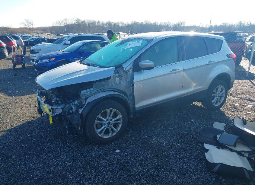 Photo 2 of 2019 Ford Escape SE (VIN 1FMCU9GD0KUB44640)