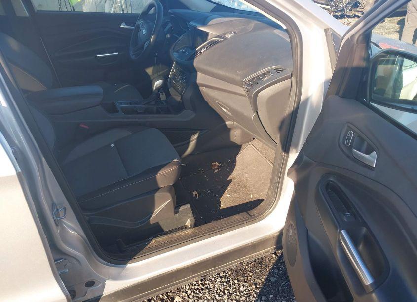 Photo 5 of 2019 Ford Escape SE (VIN 1FMCU9GD0KUB44640)