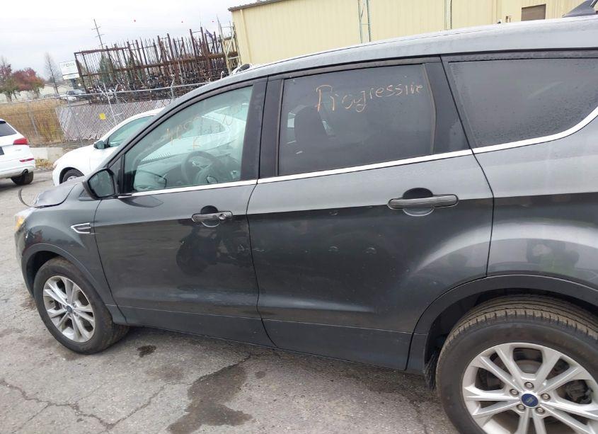 Photo 14 of 2019 Ford Escape SE (VIN 1FMCU9GD0KUB53662)