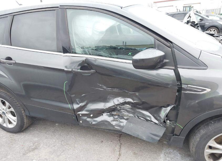 Photo 6 of 2019 Ford Escape SE (VIN 1FMCU9GD0KUB53662)