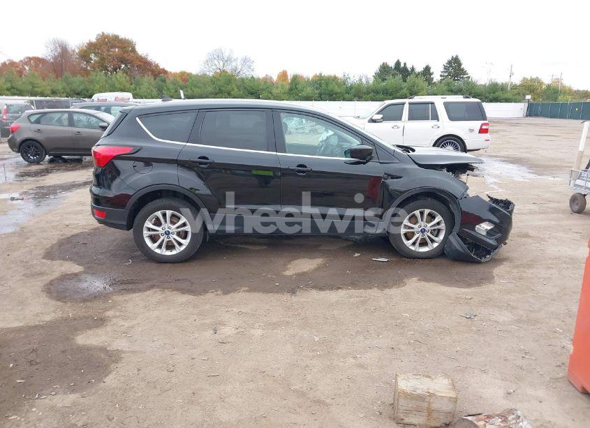 Photo 13 of 2019 Ford Escape SE (VIN 1FMCU9GD0KUC13794)