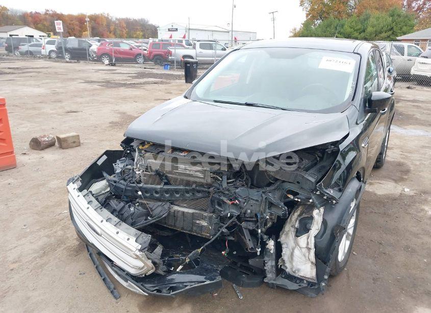 Photo 2 of 2019 Ford Escape SE (VIN 1FMCU9GD0KUC13794)