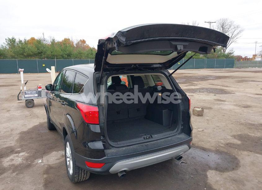 Photo 3 of 2019 Ford Escape SE (VIN 1FMCU9GD0KUC13794)