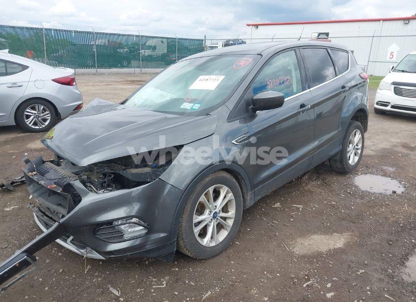 Photo 2 of 2019 Ford Escape SE (VIN 1FMCU9GD0KUC22429)