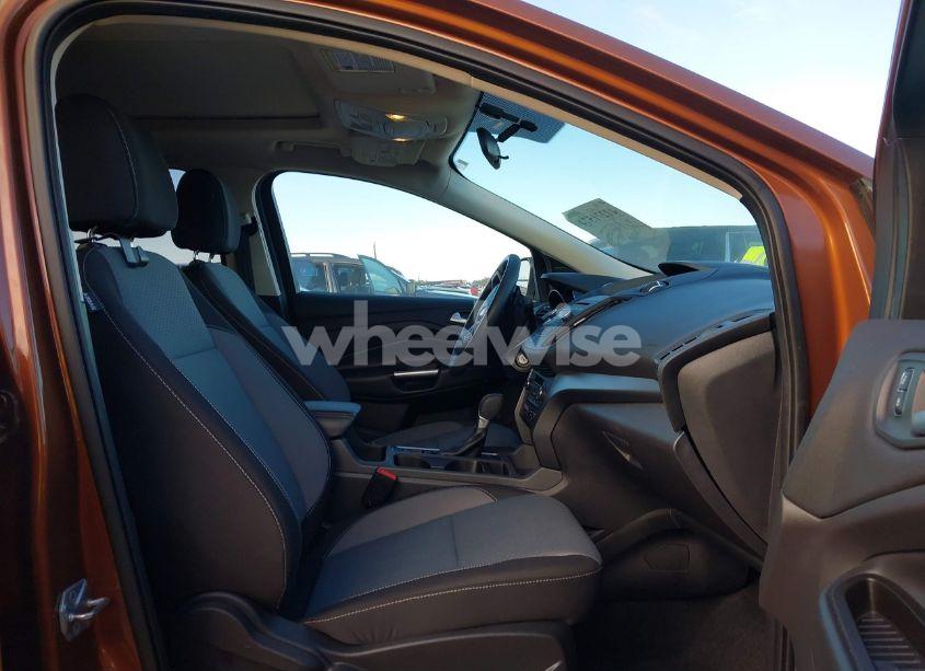 Photo 5 of 2017 Ford Escape SE (VIN 1FMCU9GD1HUB98375)