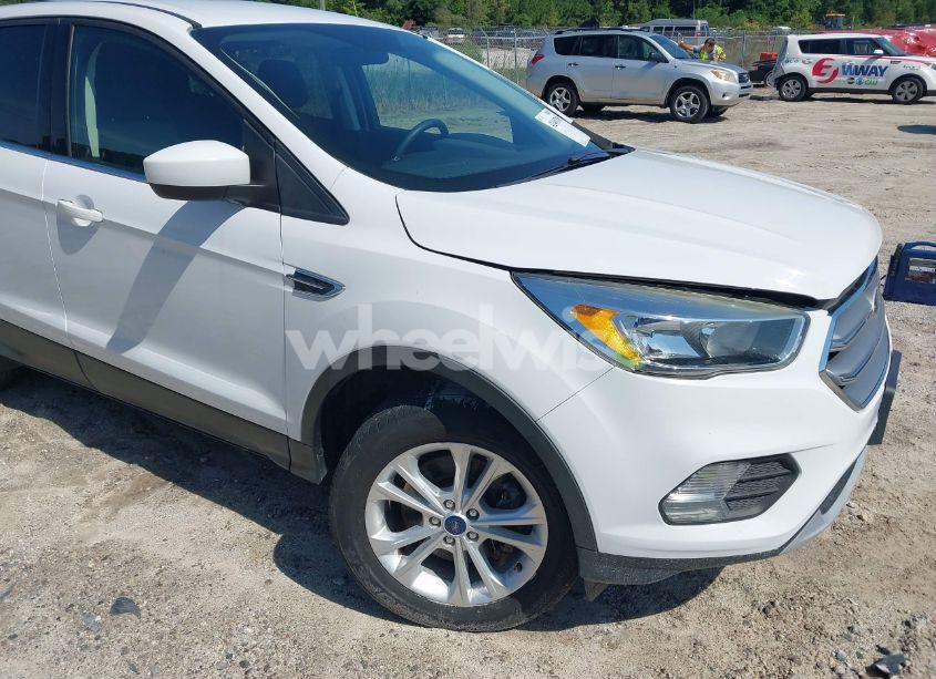 2017 Ford Escape SE (VIN 1FMCU9GD1HUC93888) main photo