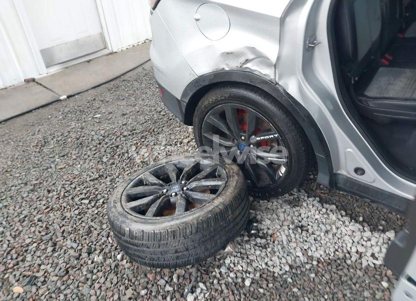 Photo 19 of 2018 Ford Escape SE (VIN 1FMCU9GD1JUB35184)