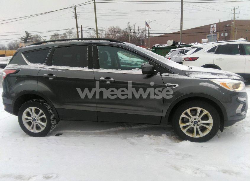 Photo 13 of 2018 Ford Escape SE (VIN 1FMCU9GD1JUB52325)