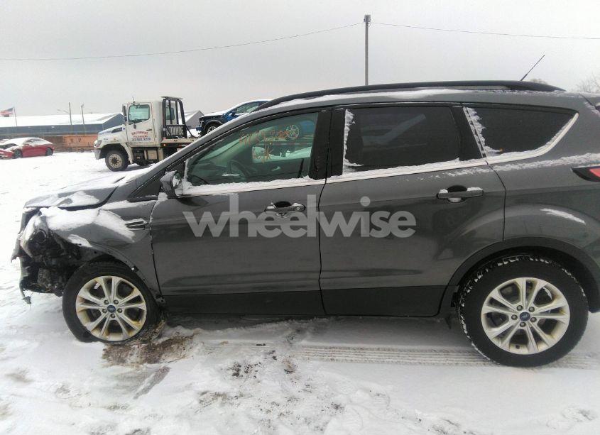 Photo 14 of 2018 Ford Escape SE (VIN 1FMCU9GD1JUB52325)