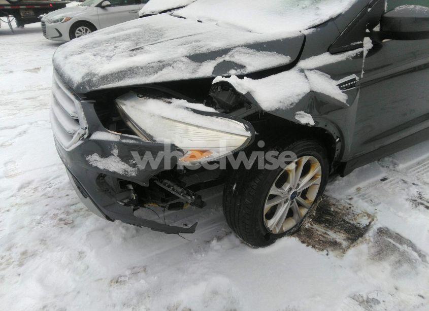 Photo 6 of 2018 Ford Escape SE (VIN 1FMCU9GD1JUB52325)